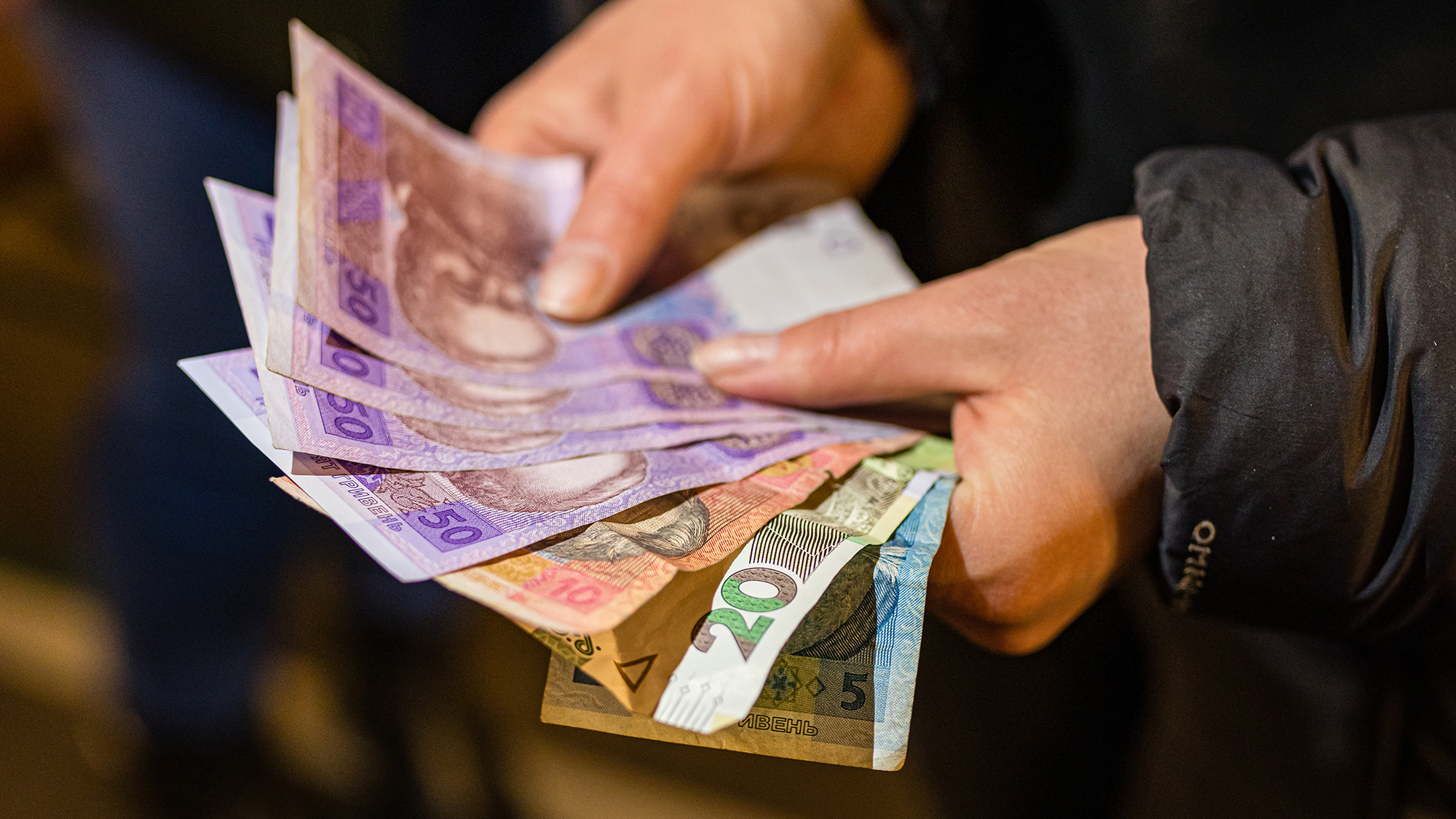 Від 2200 гривень. Які міжнародні організації продовжують виплати українцям