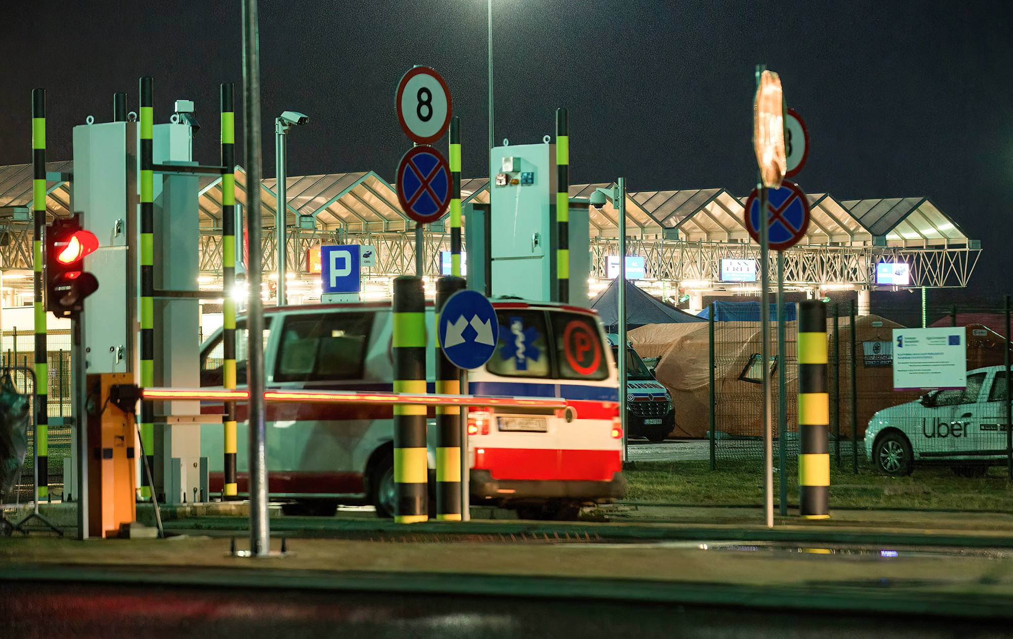 Студентов не выпускают за границу. Что делать и куда обращаться