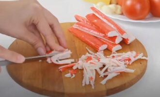 Як нарізати крабові палички в салат: цікаві способи від фахівців