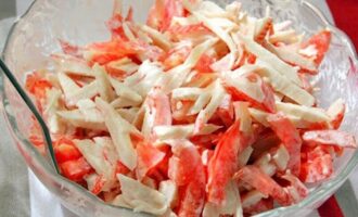 Як нарізати крабові палички в салат: цікаві способи від фахівців