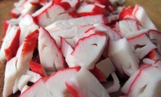 Як нарізати крабові палички в салат: цікаві способи від фахівців