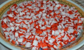 Як нарізати крабові палички в салат: цікаві способи від фахівців