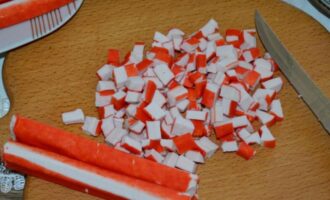 Як нарізати крабові палички в салат: цікаві способи від фахівців