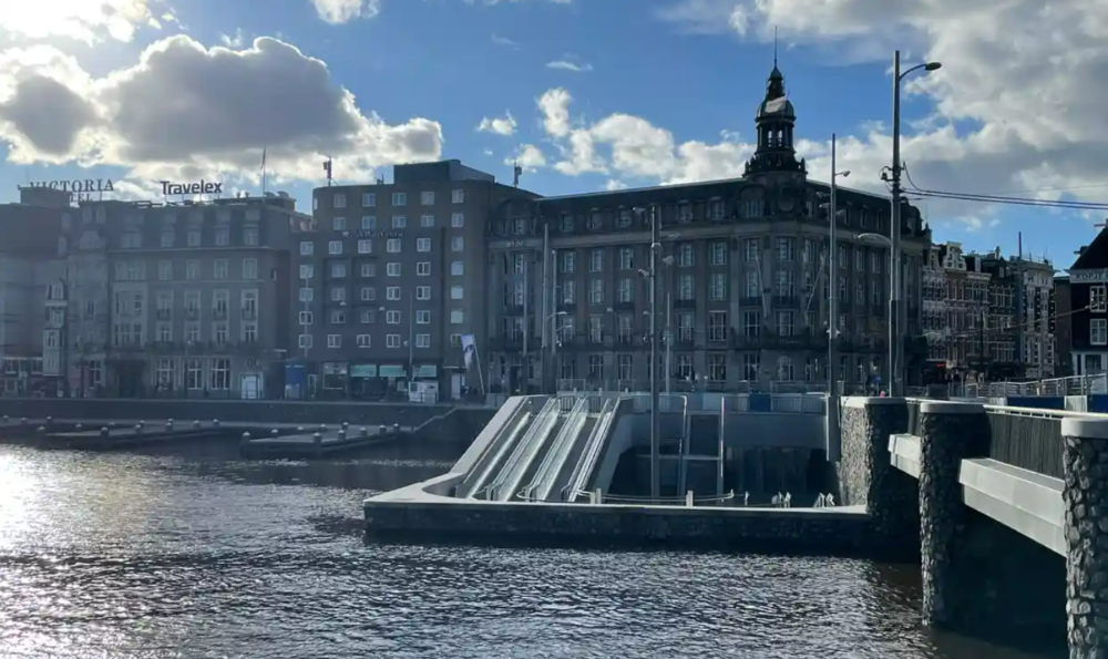 В Амстердаме обустроили подводную велопарковку! Вы такого еще не видели (фото)