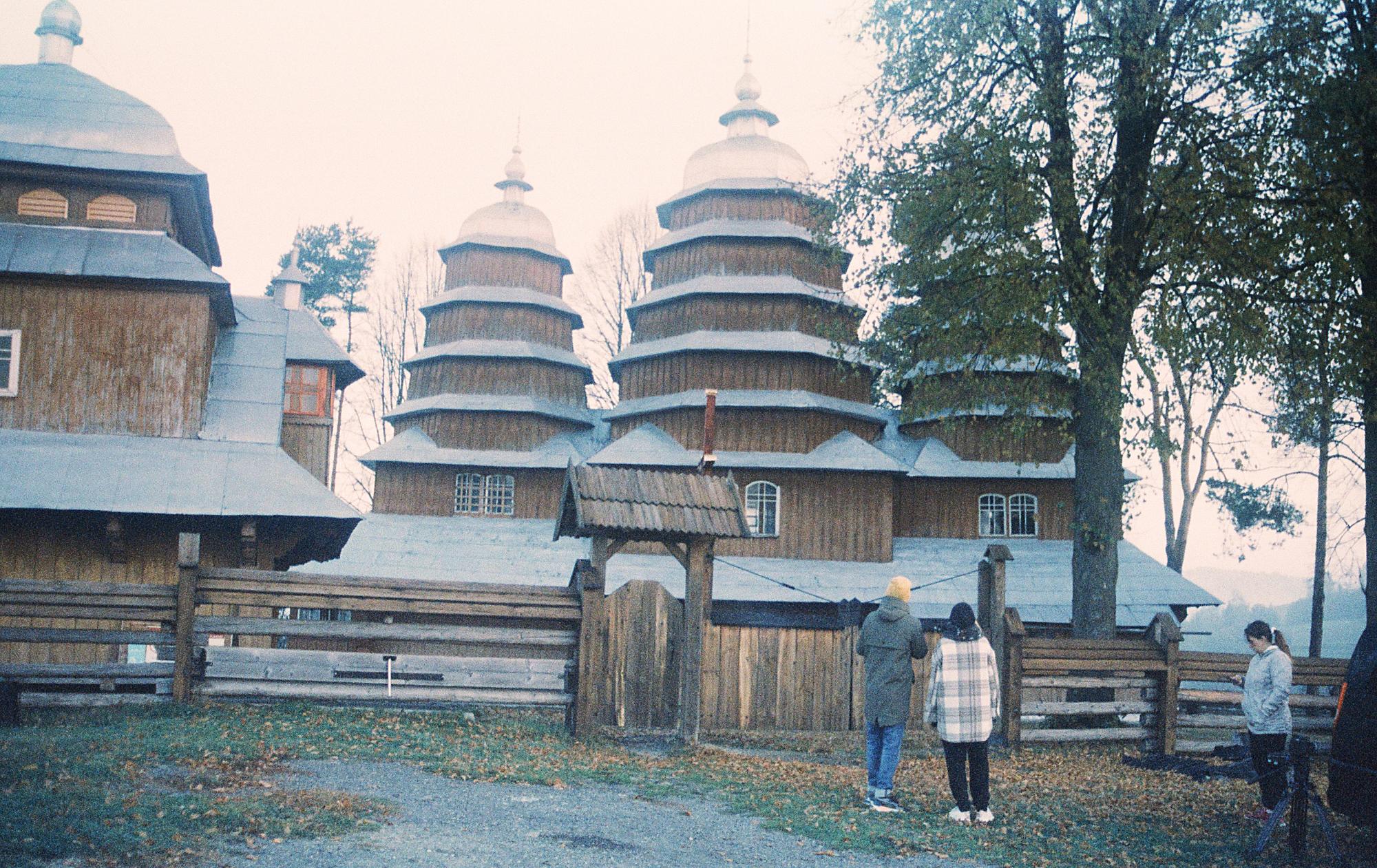 Дерев'яні церкви та гражди. В Україні показали архітектурні скарби заходу країни