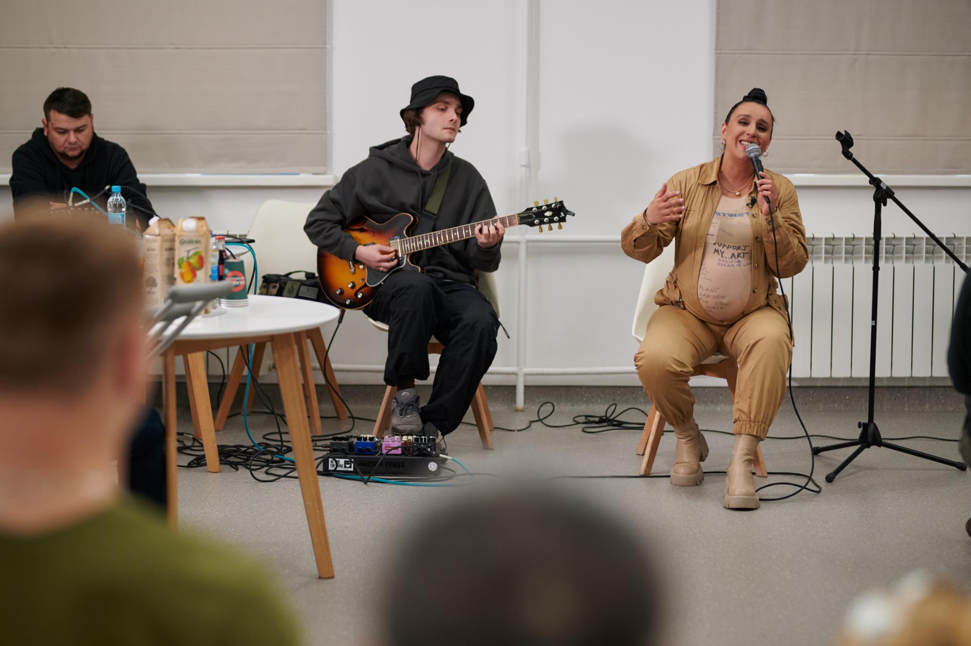 Беременная Джамала спела для раненых военных: трогательные кадры