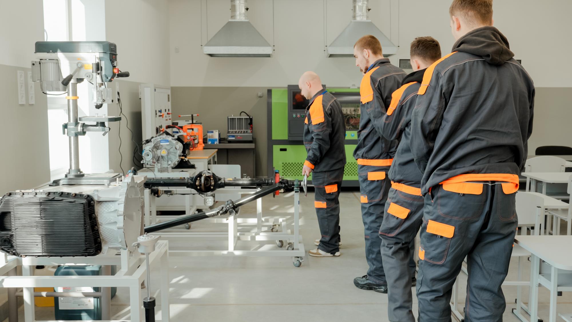 Работа, которую не заменит AI: почему компании "охотятся" на квалифицированных строителей