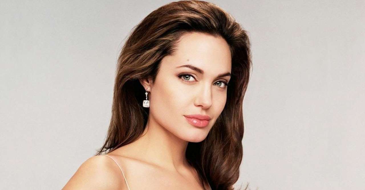 Анджелине Джоли исполнилось 49 лет: тренер звезды раскрыл секрет ее стройного тела