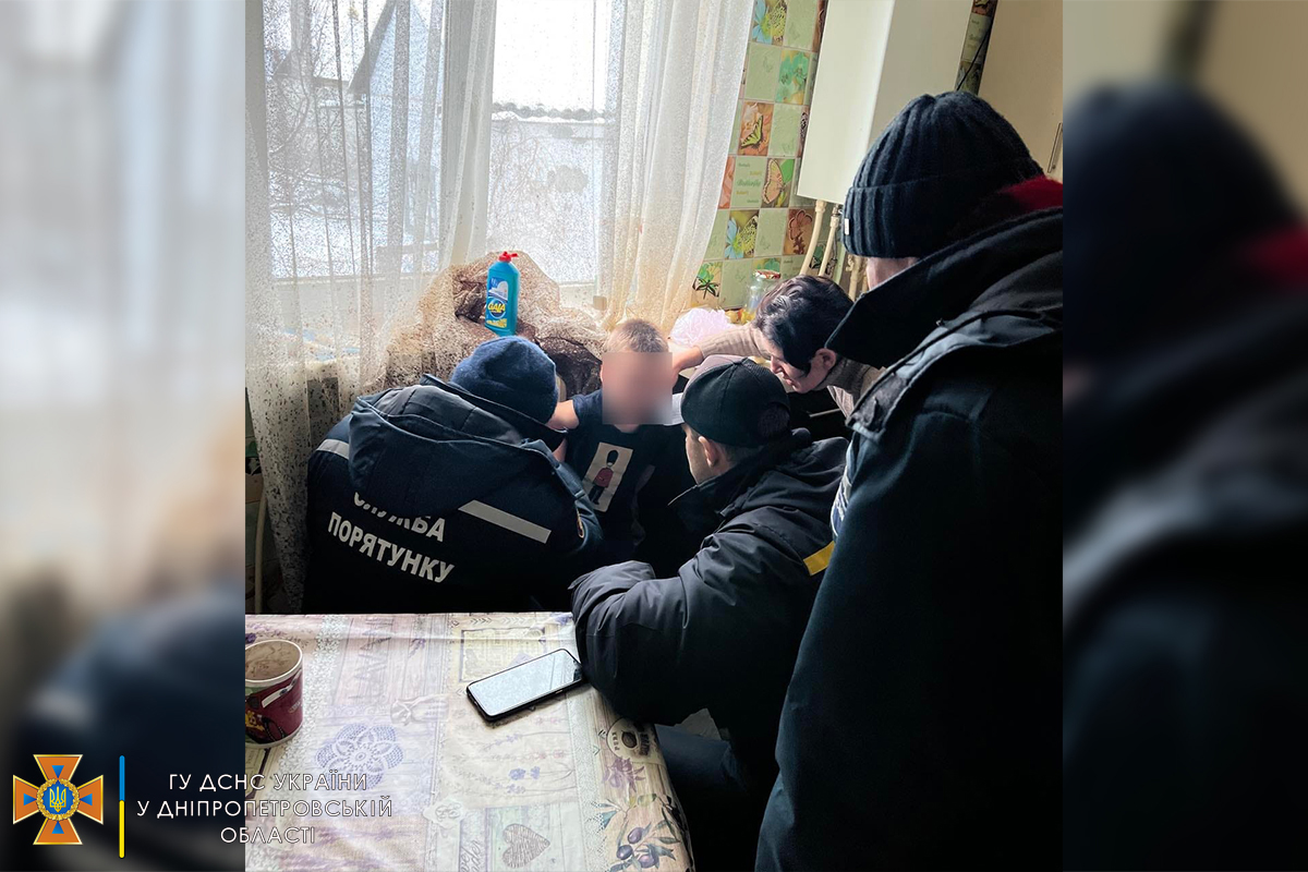 В Днепре мальчик застрял в батарее отопления: как освобождали ребенка (фото)