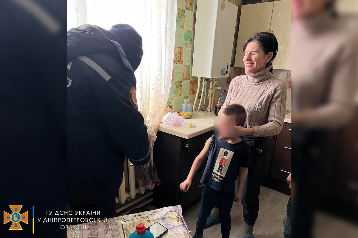 В Днепре мальчик застрял в батарее отопления: как освобождали ребенка (фото)