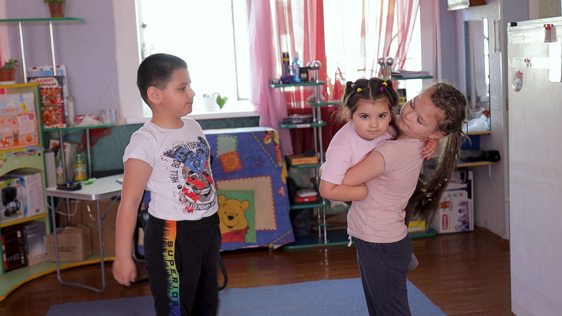 "Куда придут россияне, жить не останусь". Как переселенцы спасаются от войны в шелтерах