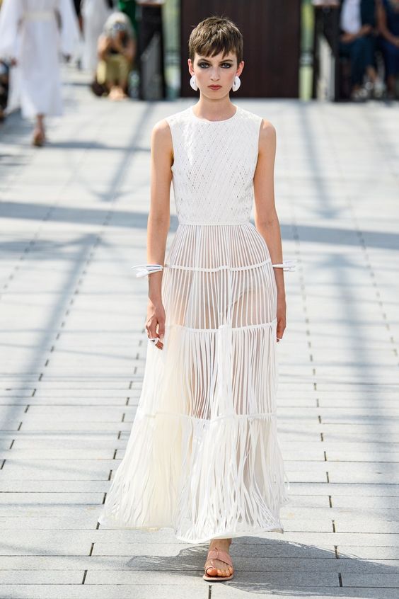 Модные платья на весну-лето 2024: стилист показала одежду, которая должна быть в гардеробе каждой