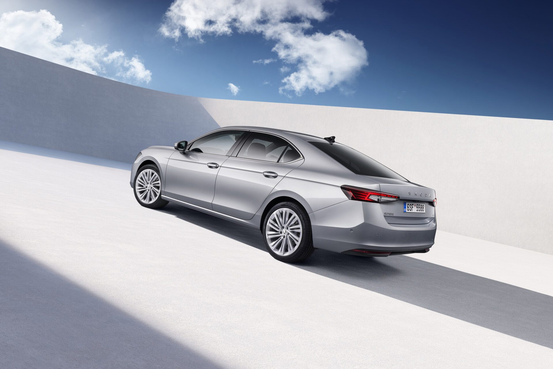 Нові Skoda Superb показали офіційно: усі подробиці