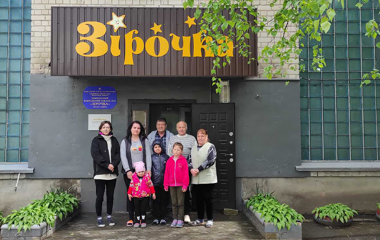 "Куда придут россияне, жить не останусь". Как переселенцы спасаются от войны в шелтерах