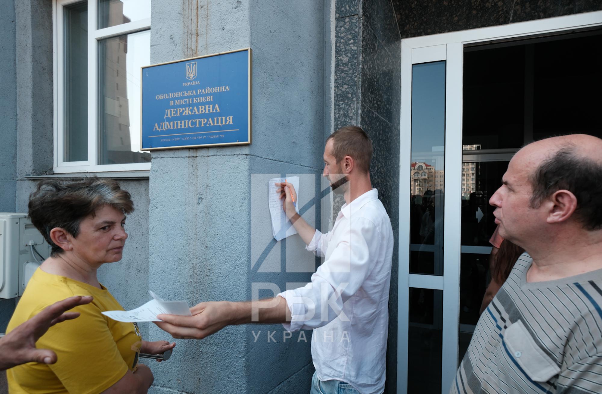 Чергу займали з 5 ранку. Що відбувається у ЦНАПах і ТЦК Києва в останній день оновлення даних (репортаж)