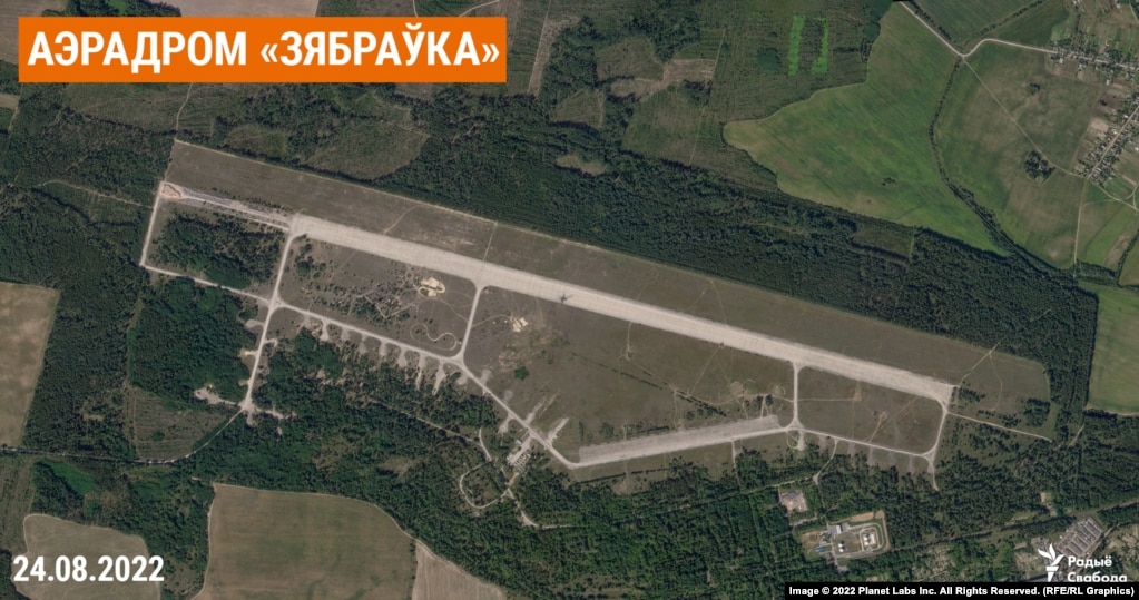 РФ перекидає до Білорусі на аеродром комплекси С-300 та іншу техніку (фото)