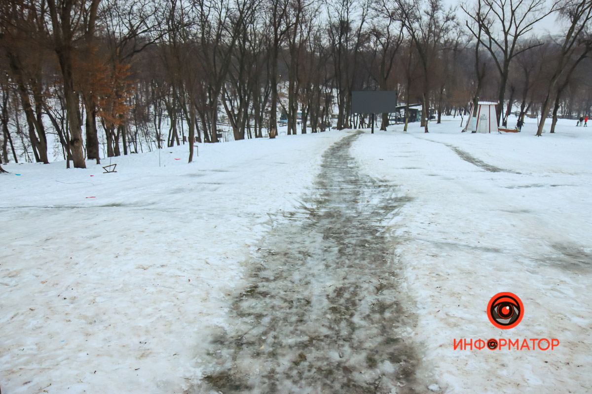 В Днепре мужчина с ребенком врезались в дерево, катаясь на санках. Есть жертвы