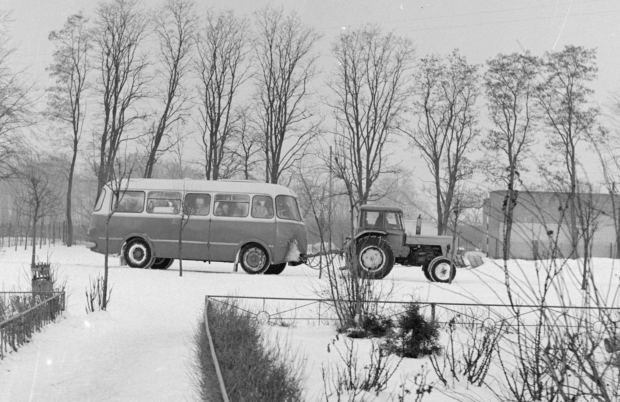 С автобусом на прицепе: как в Польше тракторы детей в школу возили