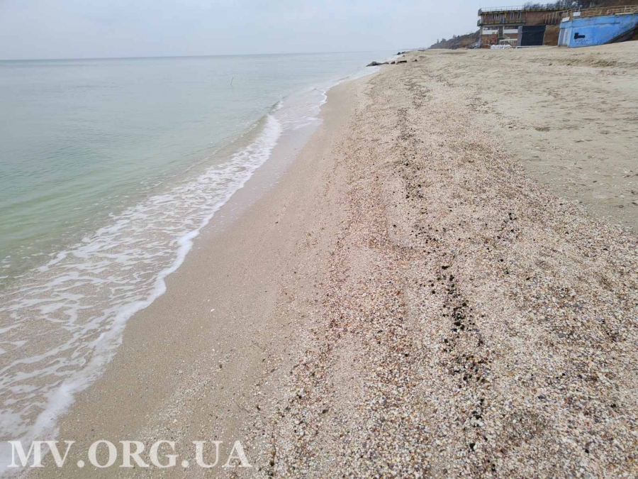На пляжах Азовського моря помітили зелені кульки: стало відомо, що це (фото)