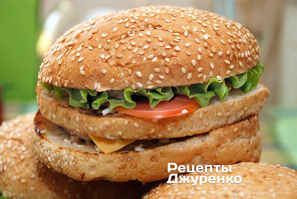 Кулінар дав простий рецепт домашнього бургера: буде краще, ніж в ресторані!