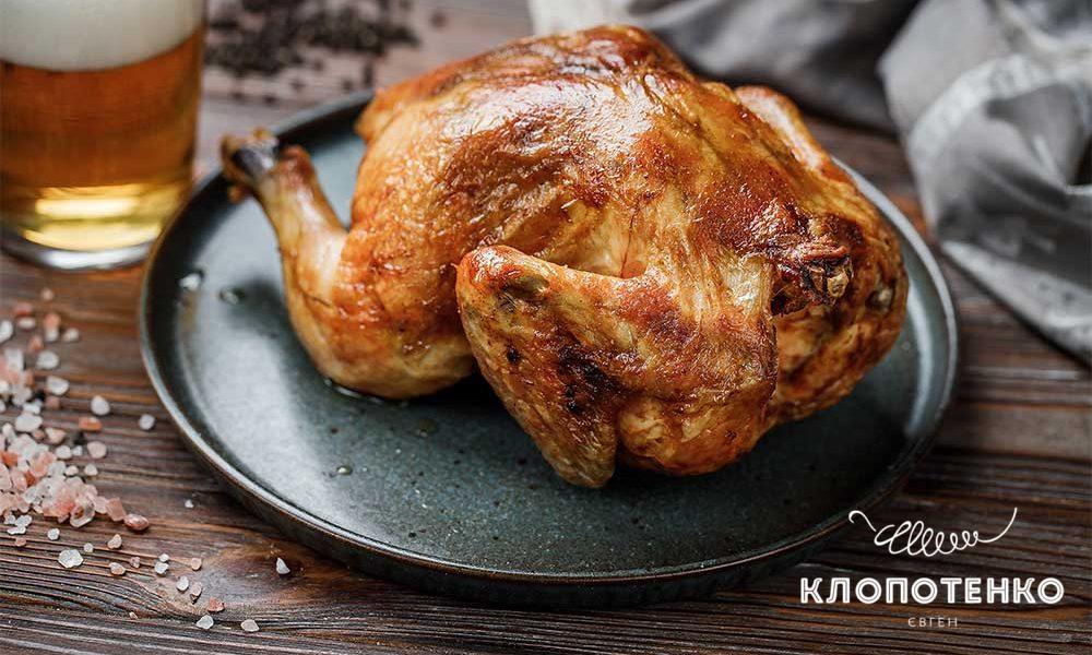 Клопотенко поділився рецептом ідеальної запеченої курки, посадивши її на пивну банку