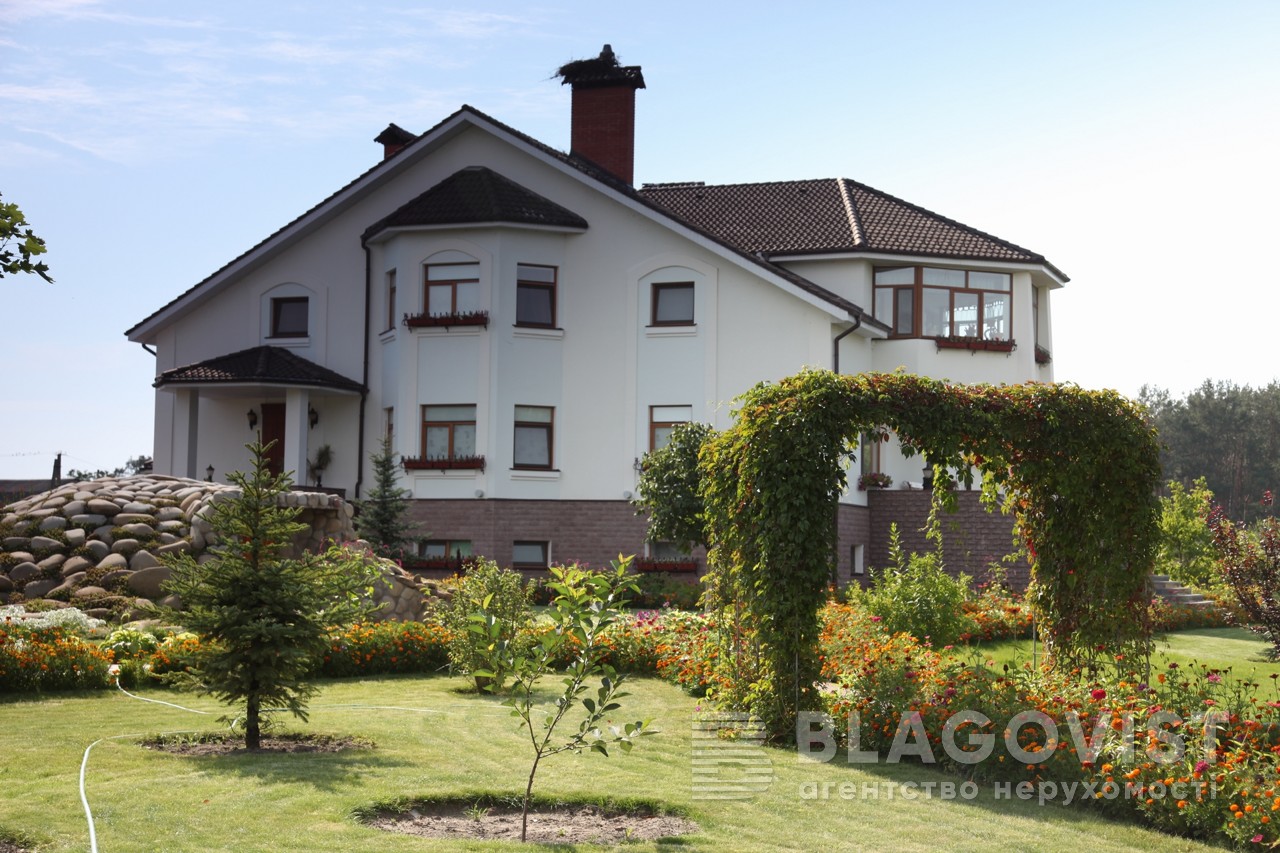 Під Києвом продають елітний особняк з місцем для тенісного корту і вертолітного майданчика (фото)