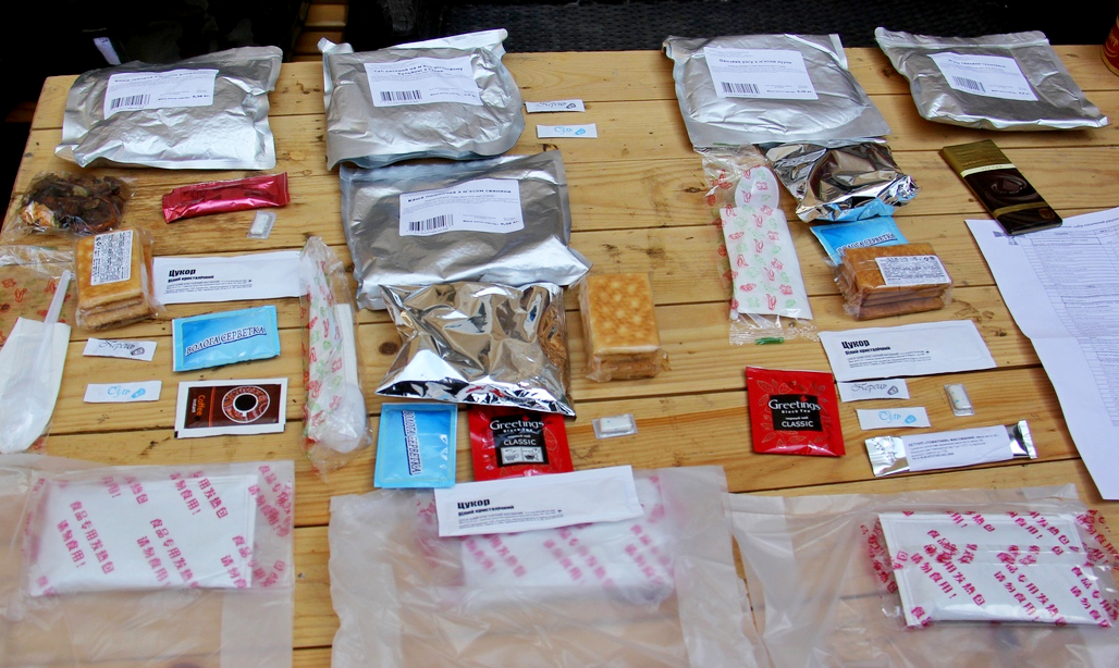 Паштет и мед есть, а ложки - нет: смотрите, как выглядит сухой паек для украинских воинов сегодня (видео)