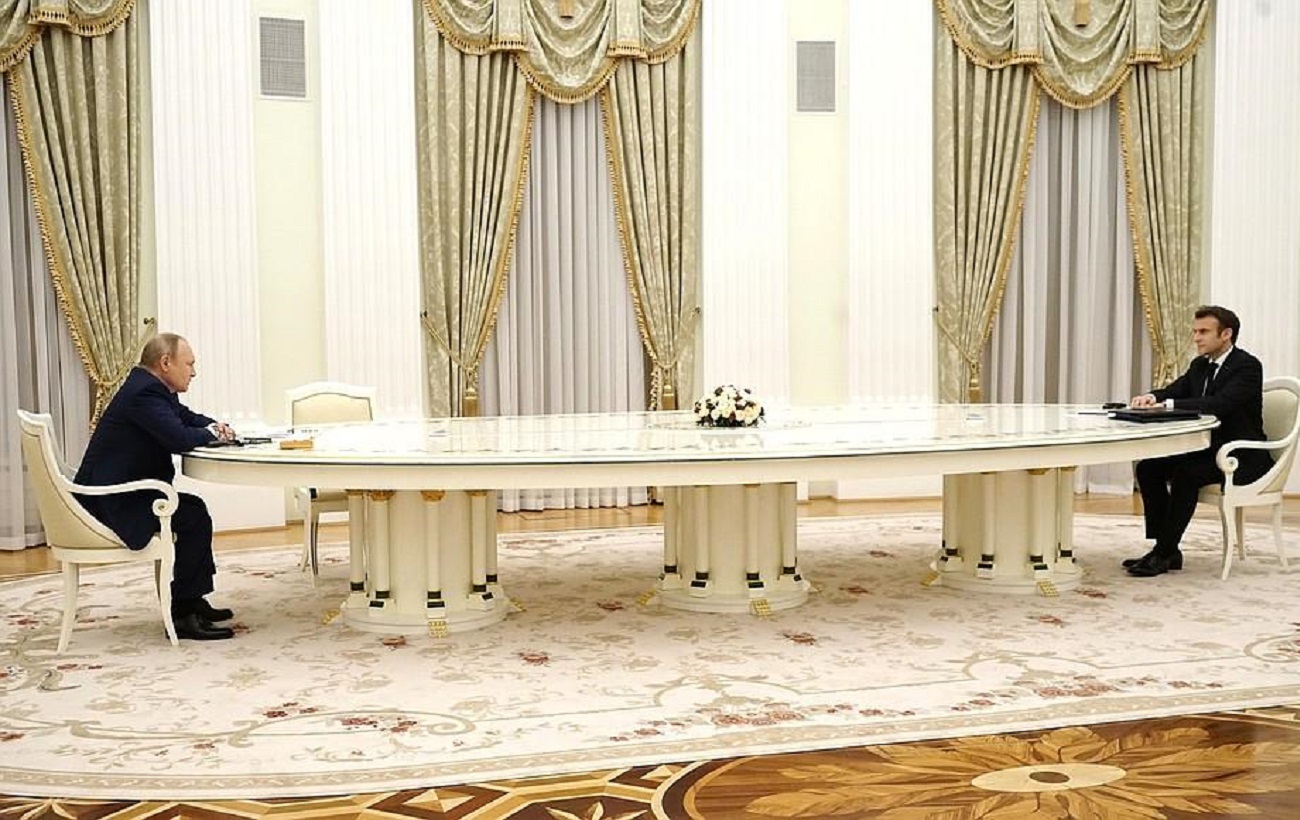 6-метровый стол Путина: кто создал и сколько стоит золотое творение в стиле "дорого-богато"