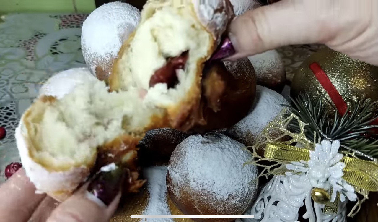 Смачні пончики з вишнями на Різдво: простий покроковий рецепт