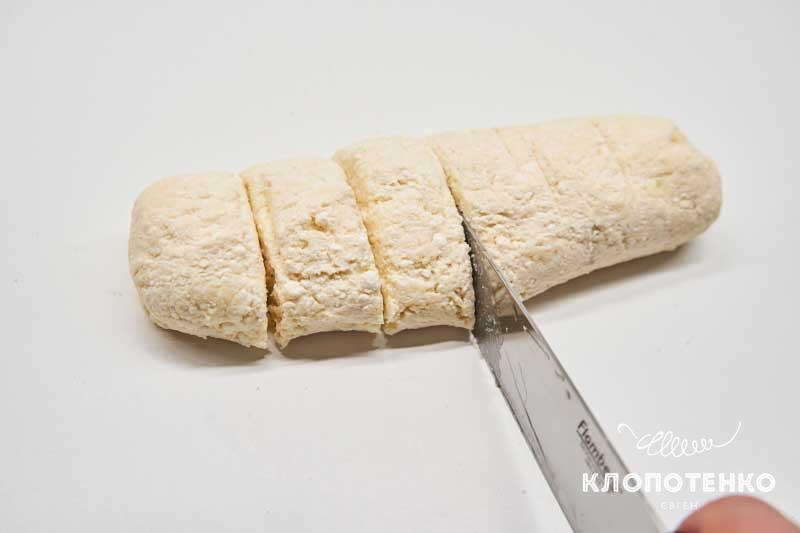 Клопотенко дал простой рецепт идеальных сырников, нафаршировав их сгущенкой