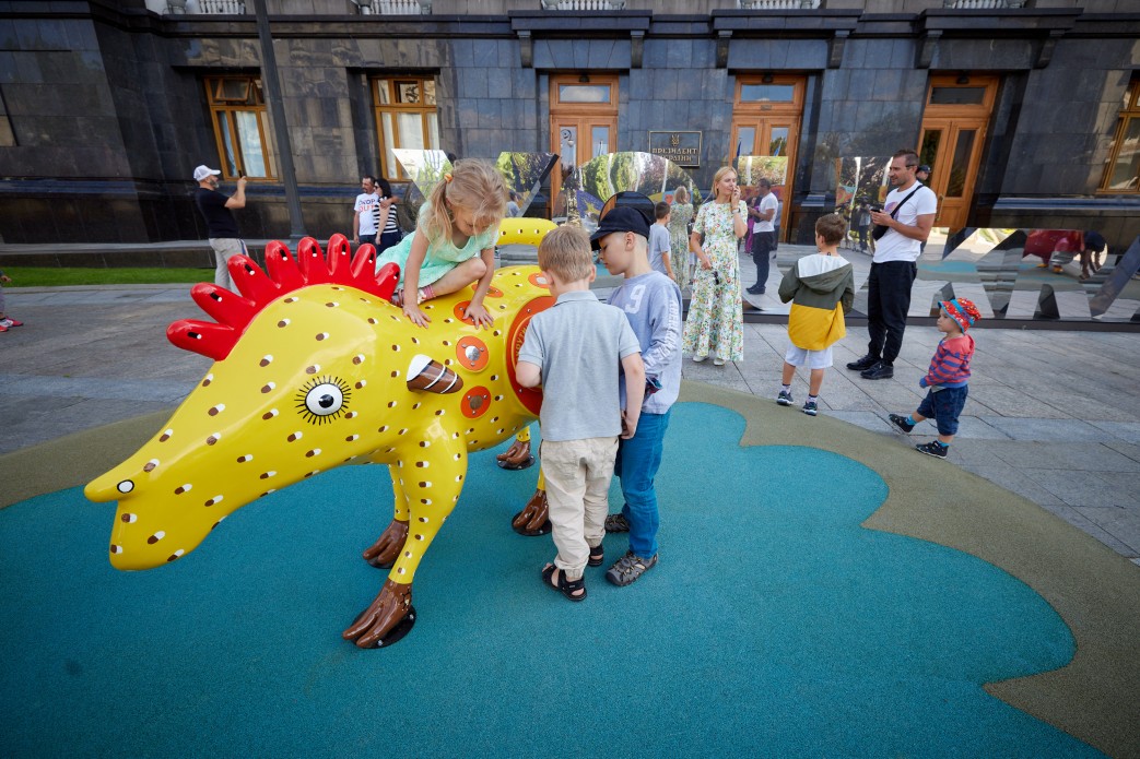 За мотивами відомої художниці: біля ОП відкрили сучасний арт-майданчик з химерними фігурами (фото)