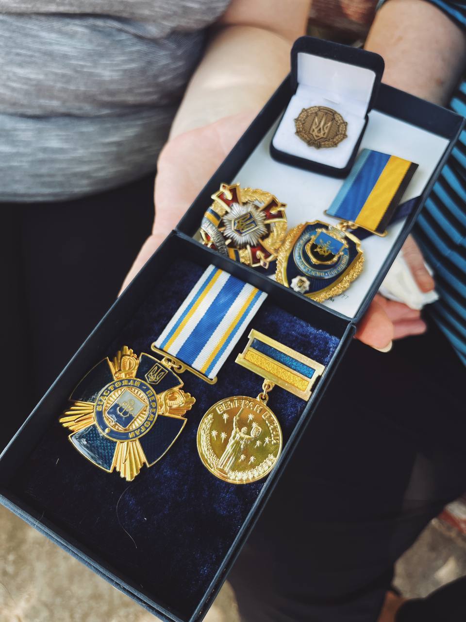 Мати захисника Азовсталі вивезла з Маріуполя нагороди сина: вже місяць від нього немає звісток