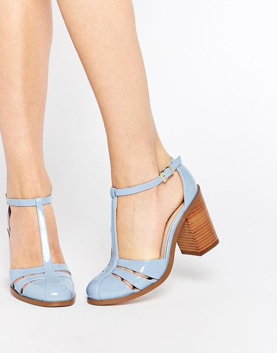 Такую обувь больше никто не носит. Смотрите, какие модели возглавили антитренды лета 2023 (фото)