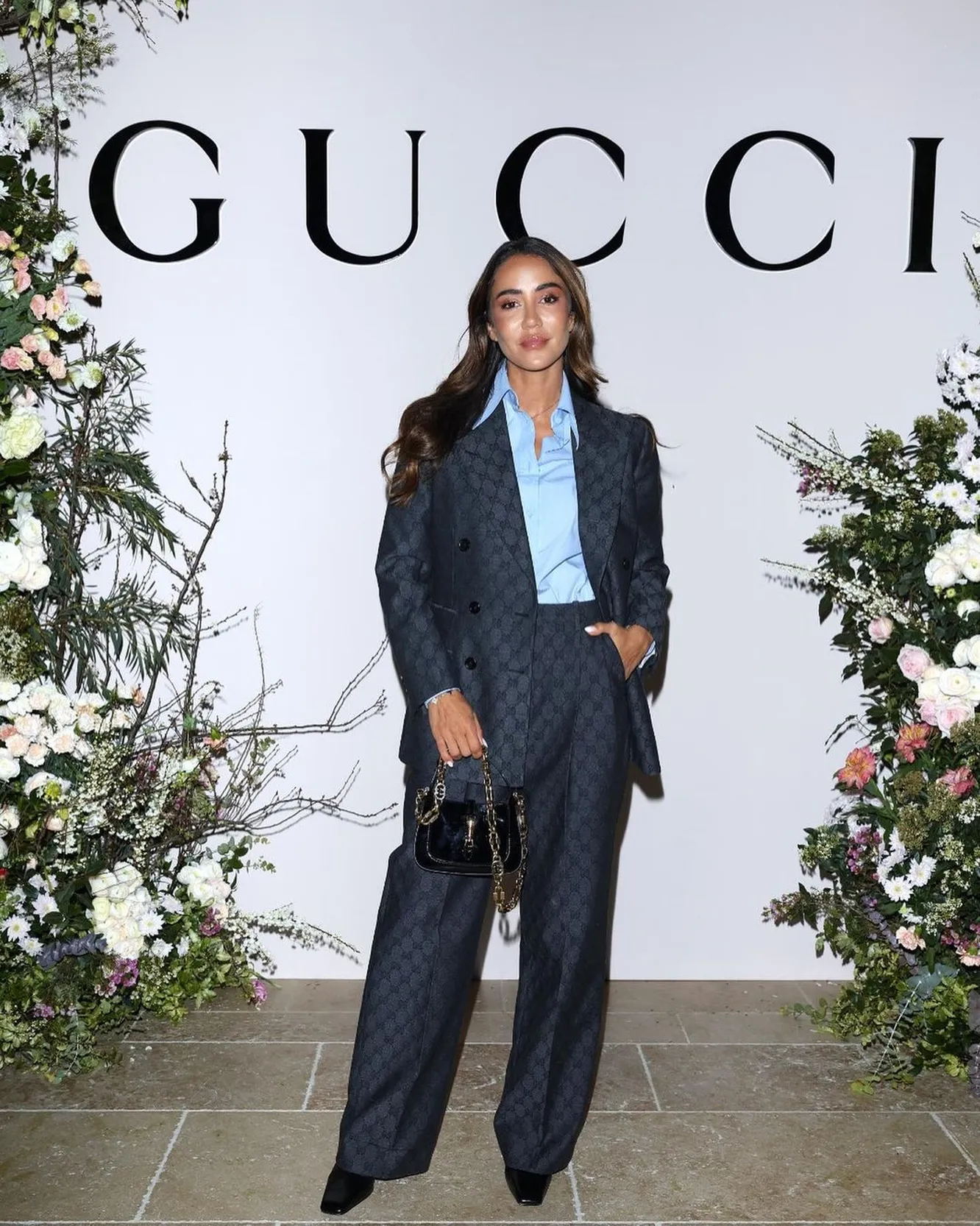 Как носить одежду с логотипами: 4 модных способа