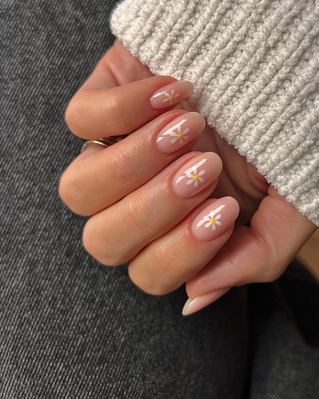 Як виглядає весняний тренд манікюру, який одразу ж піднімає настрій (фото)