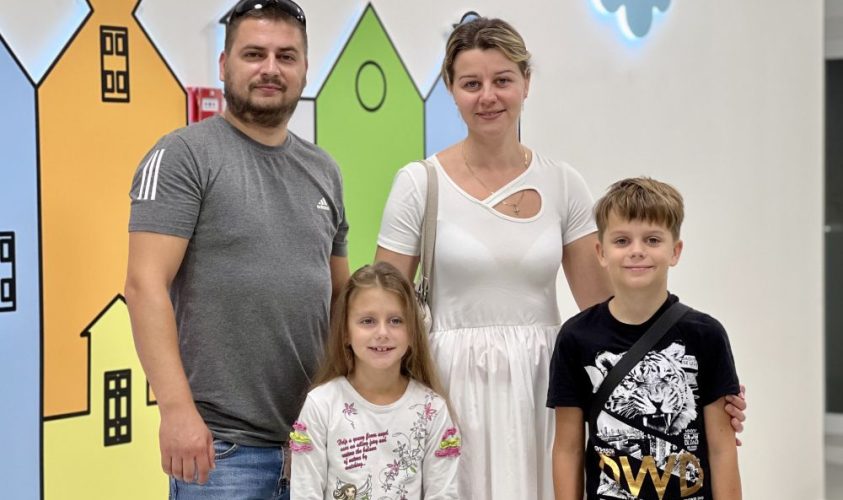 "Вода з рук просто постійно текла": у Львові врятували дівчинку з рідкісною патологією