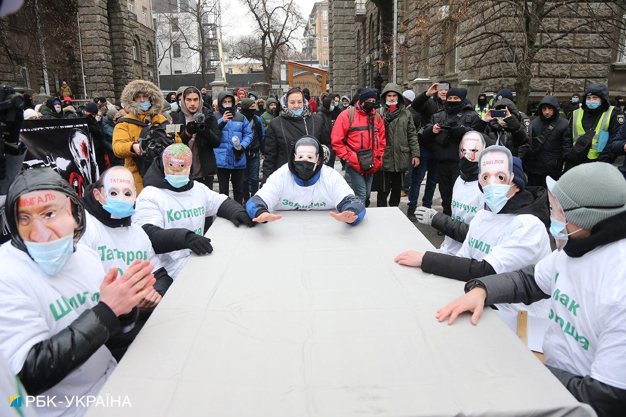 Під Офісом президента протестують через співпрацю з МВФ