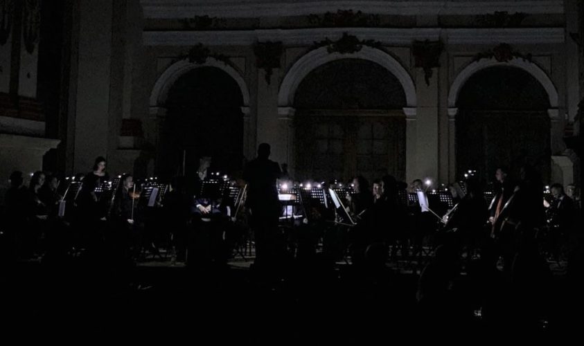 &quot;Ввімкнули романтику&quot;: у Львові під час концерту зникло світло, але музиканти продовжили грати