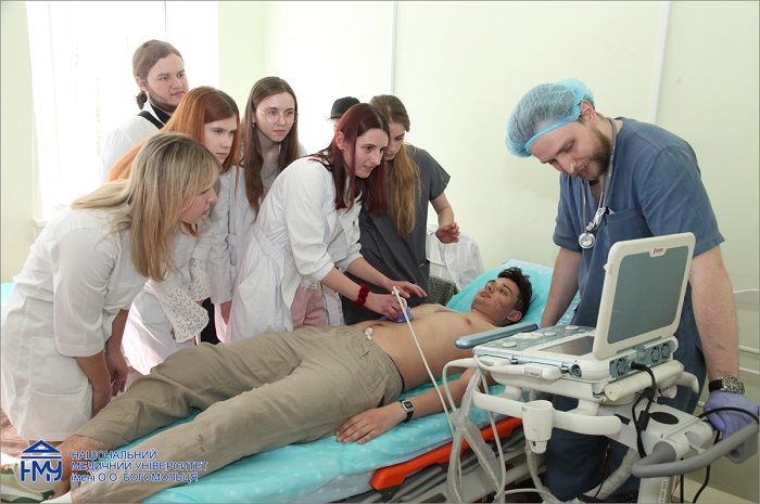 Надо ли бояться молодых врачей? Интервью с ректором НМУ им. Богомольца о качестве медобразования