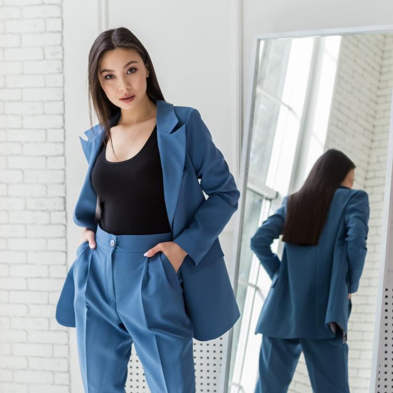 Темные цвета и яркие элементы: Андре Тан рассказал, что стоит надеть в новогоднюю ночь