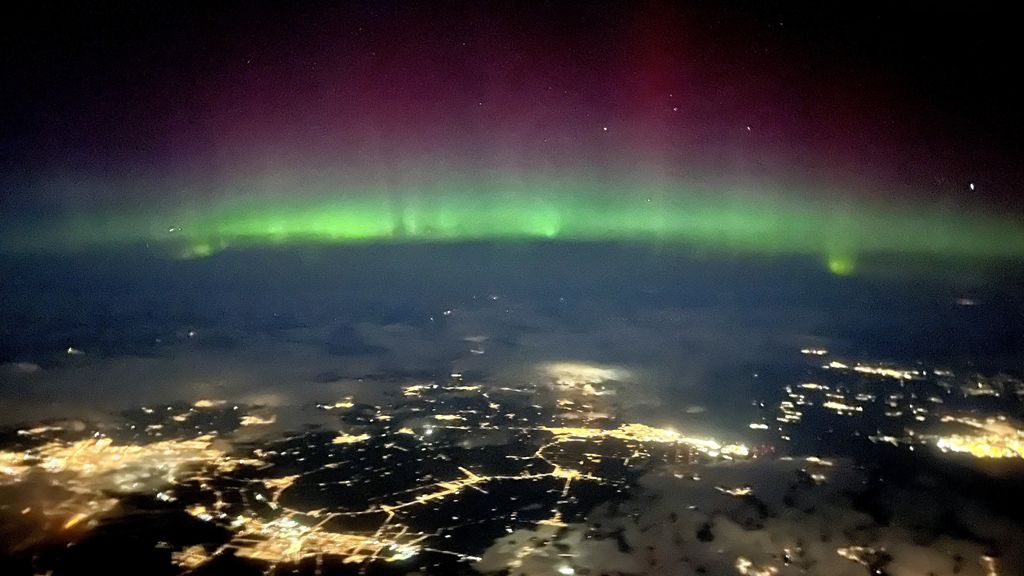 Разноцветное небо: фотографы запечатлели уникальное северное сияние