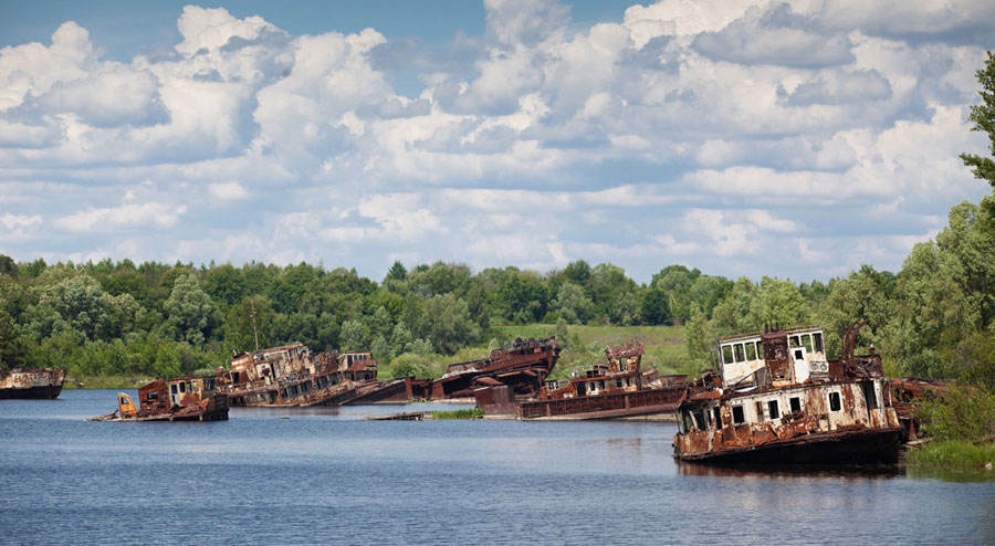 В Чернобыле показали, как сейчас выглядят одни из самых известных кораблей и барж в мире