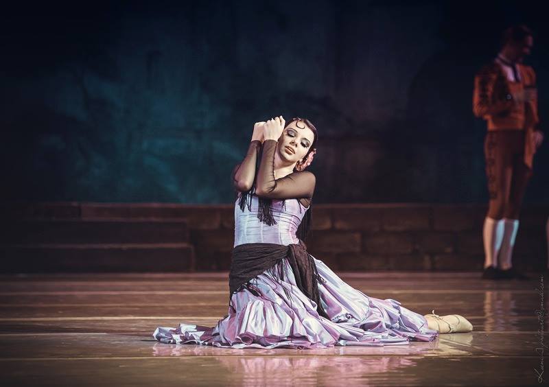 Українська балерина захищає рідну країну зі зброєю в руках: історія та фото красуні