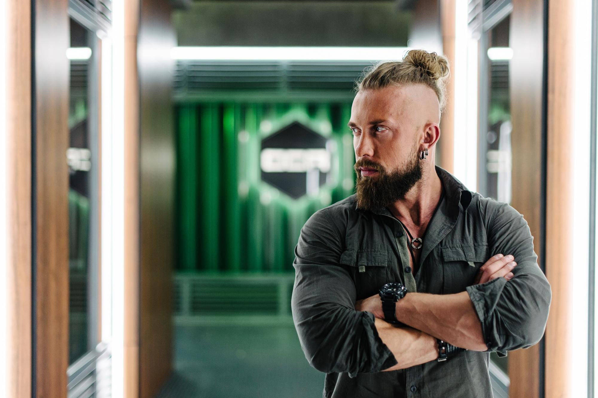 Містер Страйк став справжнім ангелом-рятівником для тварин під Києвом: що про нього відомо