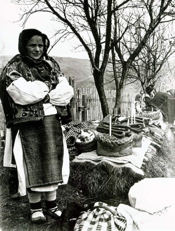 Запеченный поросенок, калачи и мак. Какой была традиционная пасхальная корзина 100 лет назад