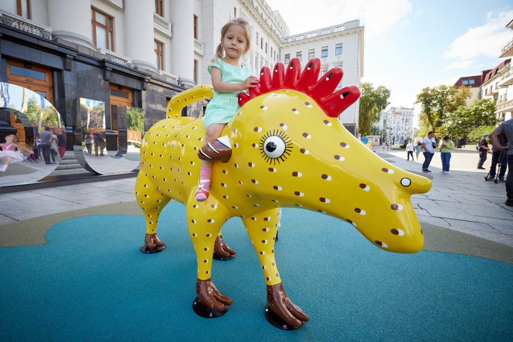 За мотивами відомої художниці: біля ОП відкрили сучасний арт-майданчик з химерними фігурами (фото)
