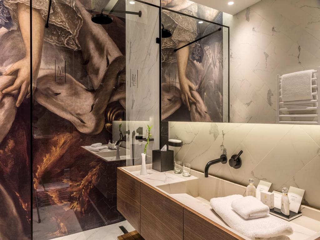 Туристам зі всього світу радять їхати у це українське місто: чому воно у ТОПі та що там робити