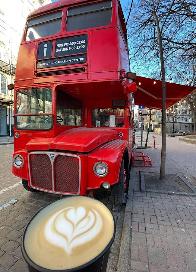 Чи знаєте ви історію червоного лондонського автобуса, який став київською кав’ярнею у самому центрі