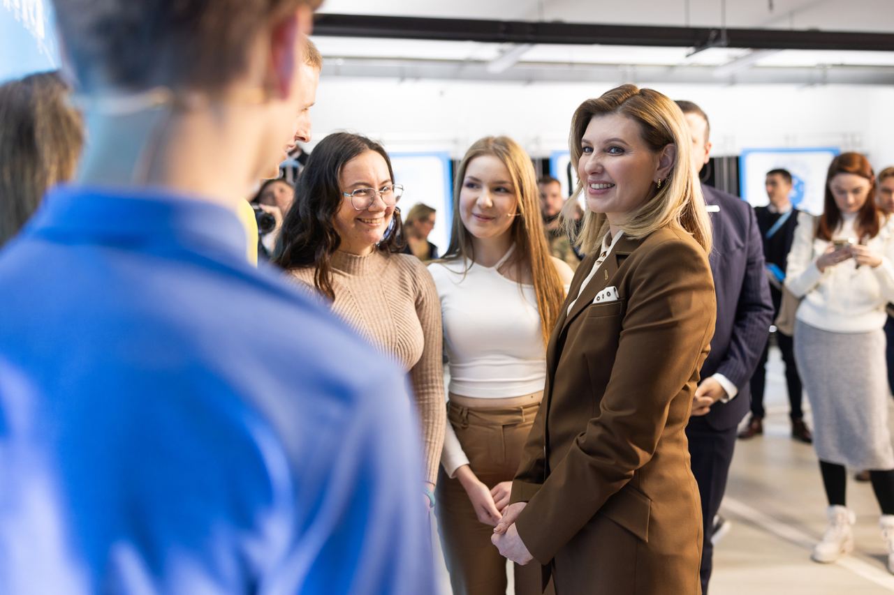 Зеленська в лаконічному костюмі розповіла про важливість зростання дітей у повноцінній родині