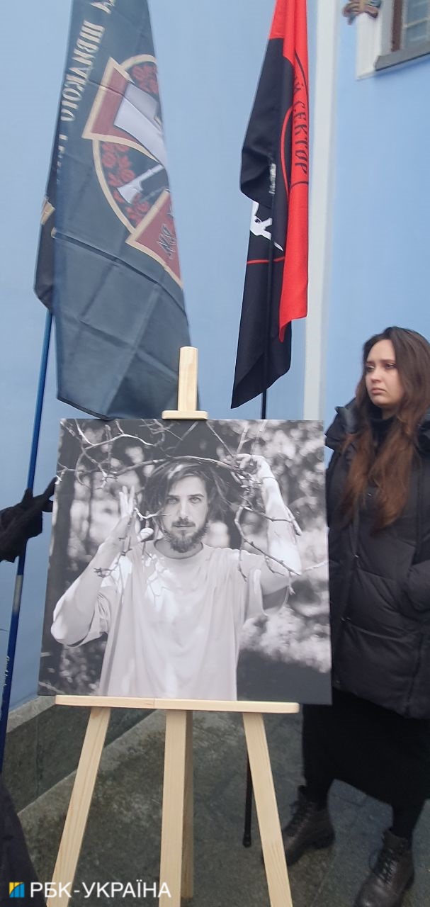 В Киеве прощаются с погибшим поэтом Максимом Кривцовым: трогательные фото